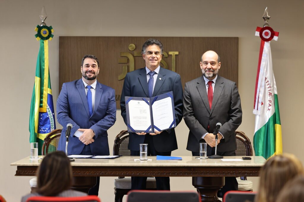presidente do tst durante assinatura de acordo com o presidente do trt-4
