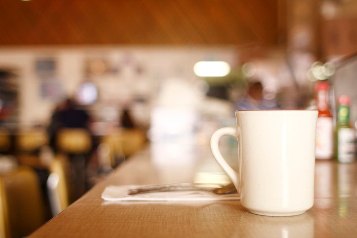 Xícara de café em balcão de lanchonete