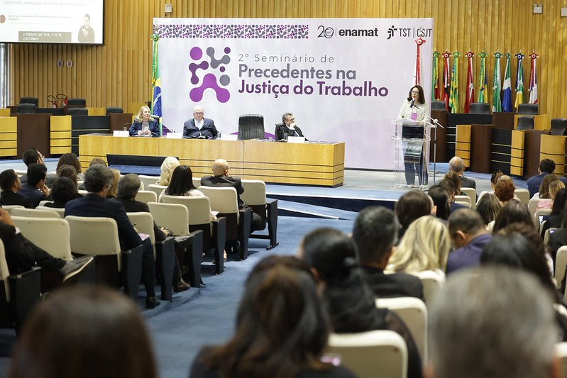 Expositora e painelistas no seminário de precedentes