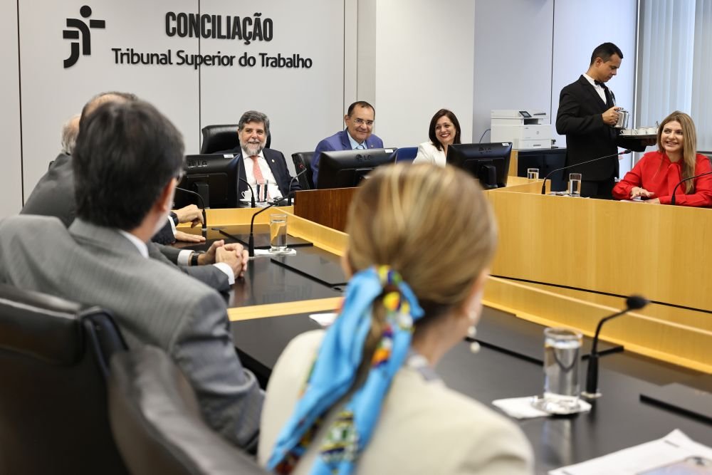 Audiência de homologação do acordo na sala de conciliação do TST