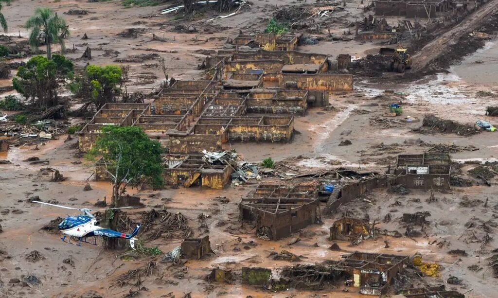 Vista aérea da região atingida pelo rompimento da barragem de fundão