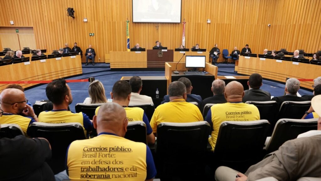 Sessão de julgamento da greve dos Correios, com trabalhadores no Plenário