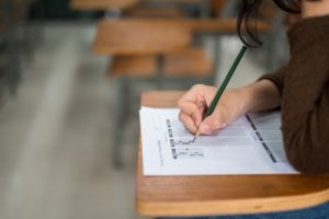 Jornalista alegou que processo seletivo para admissão na fundação deveria equivaler a concurso público e que dispensa deveria ser motivada