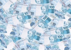 Dinheiro, notas de cem reais, imposto