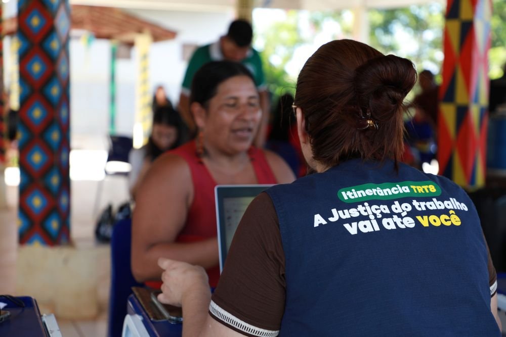 mulher atende outra mulher durante itinerância em espírito santo