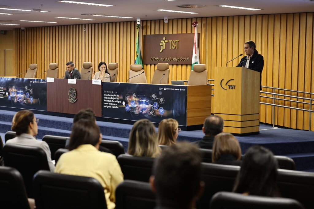 Hermano Tavares fala em palestra no TST