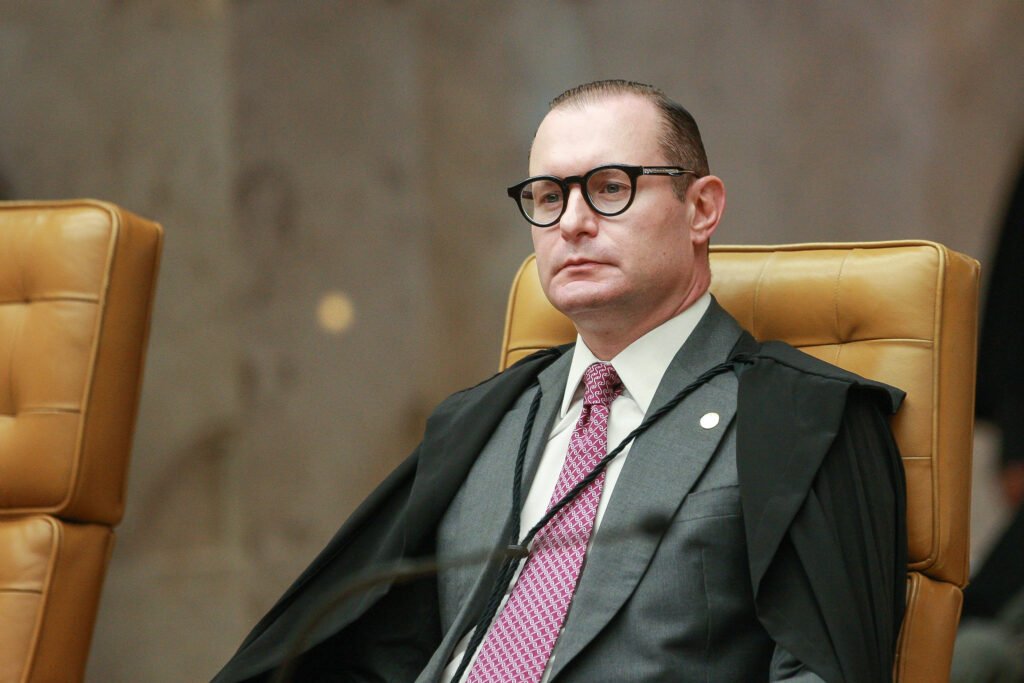 Ministro Cristiano Zanin explicou que negar ou postergar o acesso da defesa aos elementos de prova viola o princípio da paridade de armas