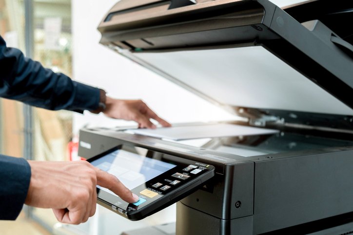 Homem digitalizando documento em scanner