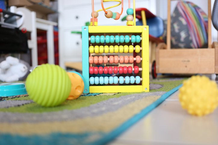 Brinquedos no chão de creche