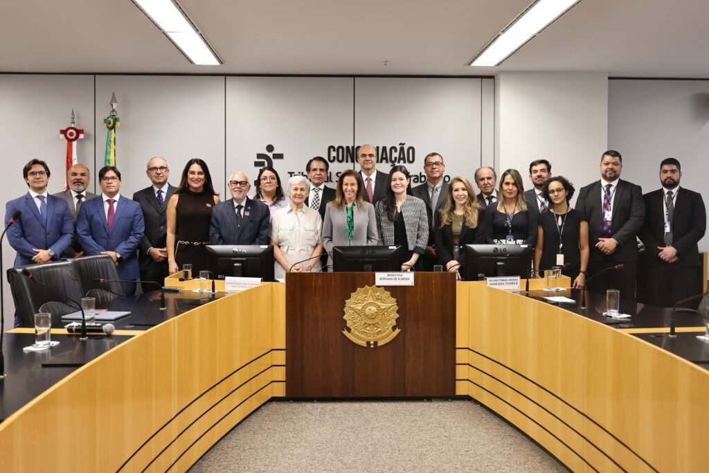 ministra morgana posa ao lado de participantes de audiência