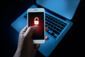 Bloqueio de celular oferecido como garantia é conduta abusiva, diz juíza