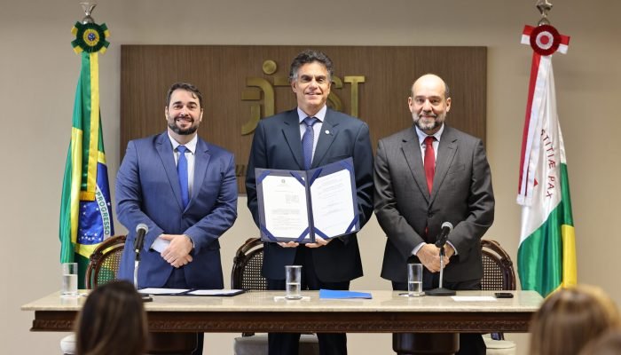 presidente do tst durante assinatura de acordo com o presidente do trt-4