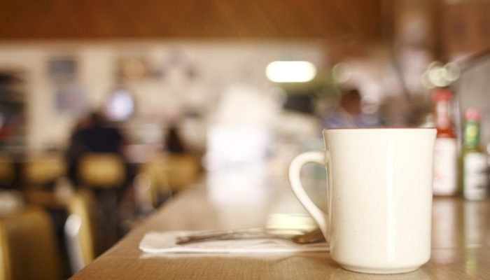 Xícara de café em balcão de lanchonete