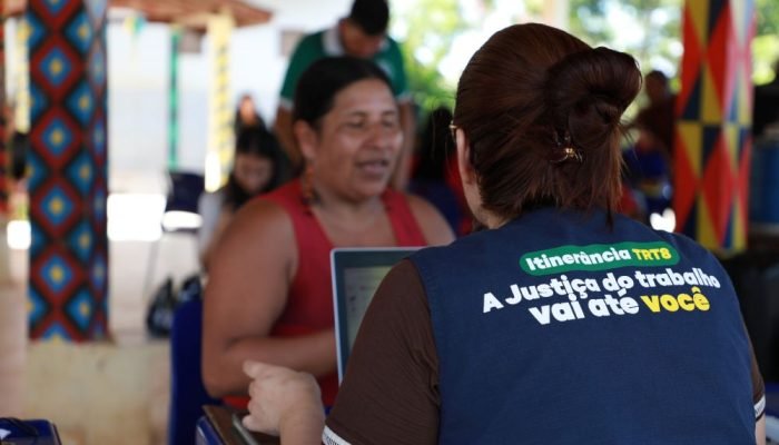 mulher atende outra mulher durante itinerância em espírito santo