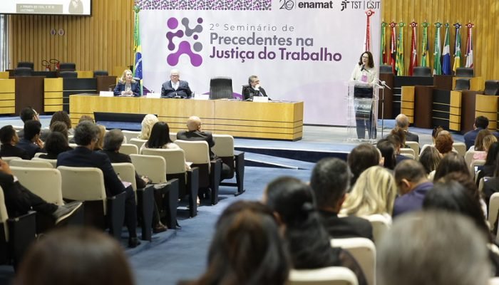 Expositora e painelistas no seminário de precedentes