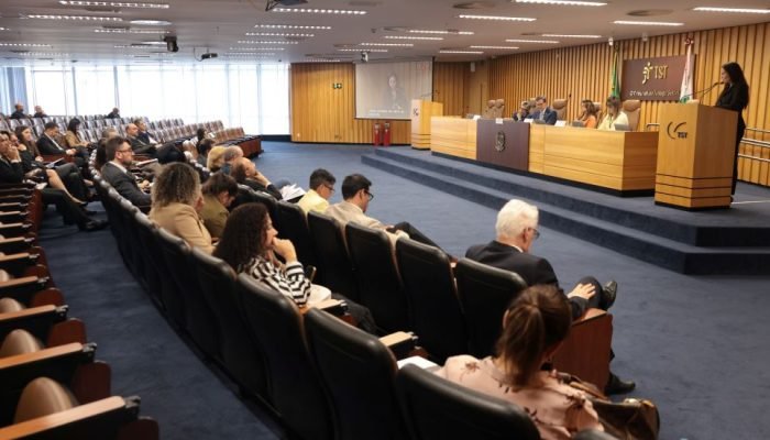 Mesa e expositores da audiência pública