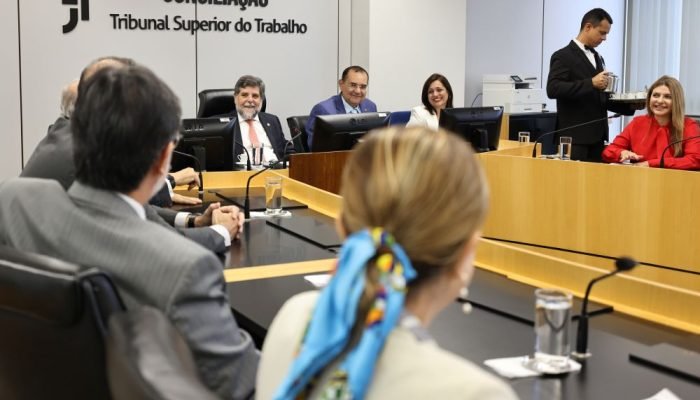 Audiência de homologação do acordo na sala de conciliação do TST