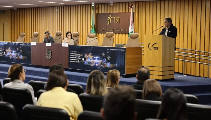 Hermano Tavares fala em palestra no TST