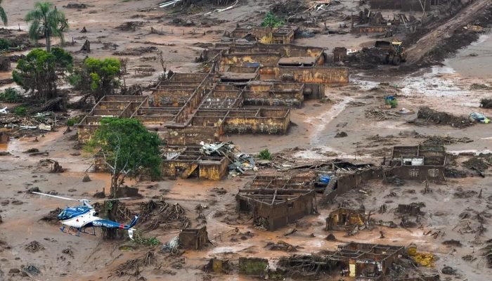 Vista aérea da região atingida pelo rompimento da barragem de fundão