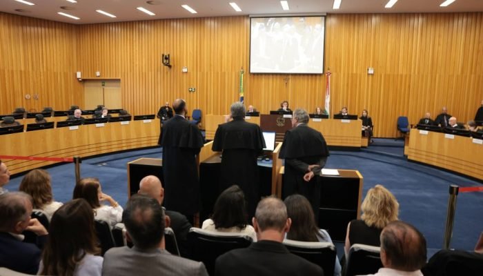 Advogados na tribuna na sessão de julgamento da greve da Caixa