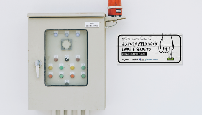 Imagem mostra painel de controle com voto da aliança pelo voto livre e secreto ao lado