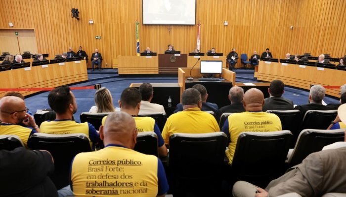 Sessão de julgamento da greve dos Correios, com trabalhadores no Plenário