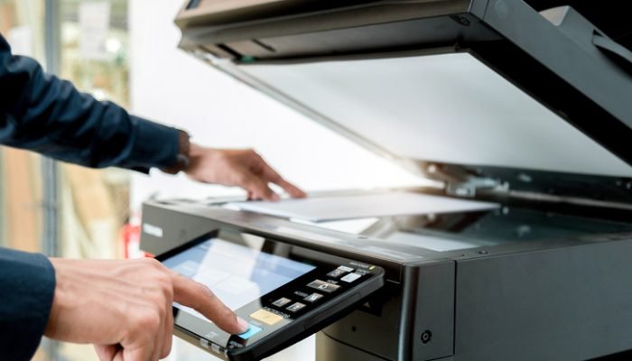 Homem digitalizando documento em scanner