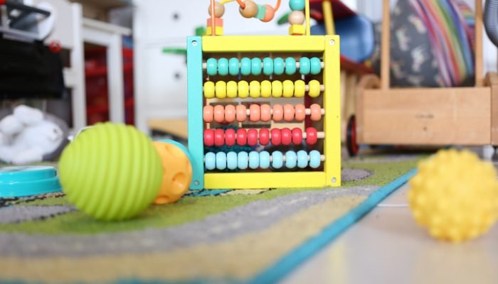 Brinquedos no chão de creche