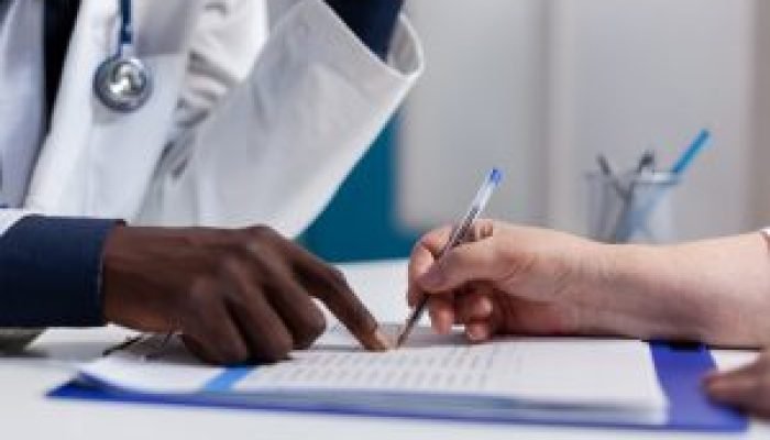 Plano de saúde empresarial considerado falso coletivo deve ser reajustado pela ANS