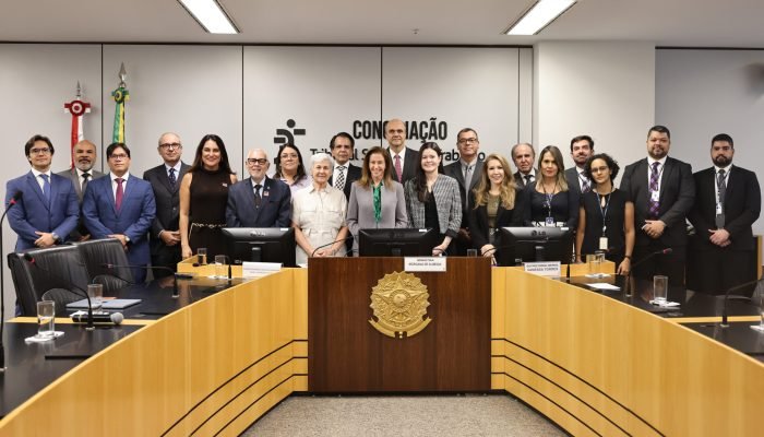 ministra morgana posa ao lado de participantes de audiência