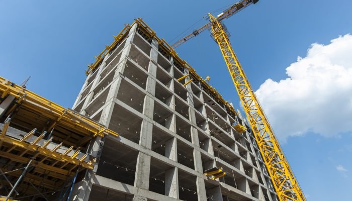 Prefeito e vice utilizaram canteiros de obras públicas interditadas ao público para vídeos
