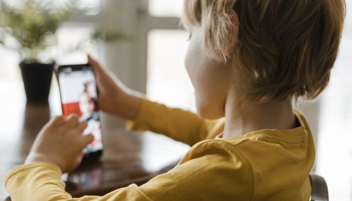 Crianças e adolescentes devem receber educação digital nas escolas