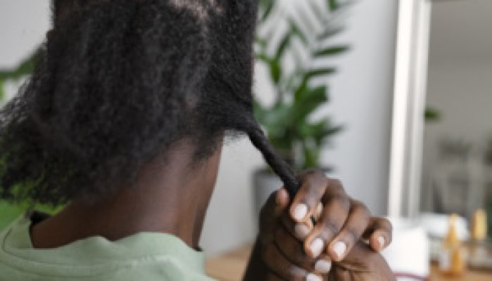 mulher negra com cabelo crespo / racismo