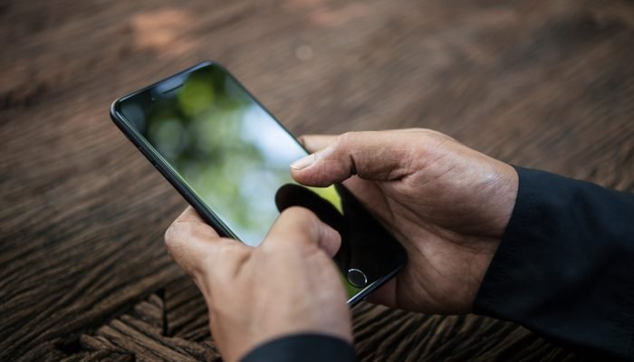 Chip da operadora cai junto com o celular?