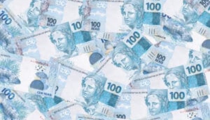 Dinheiro, notas de cem reais, imposto