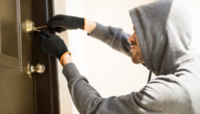 Os criminosos arrombaram um estabelecimento à noite para furtar ferramentas